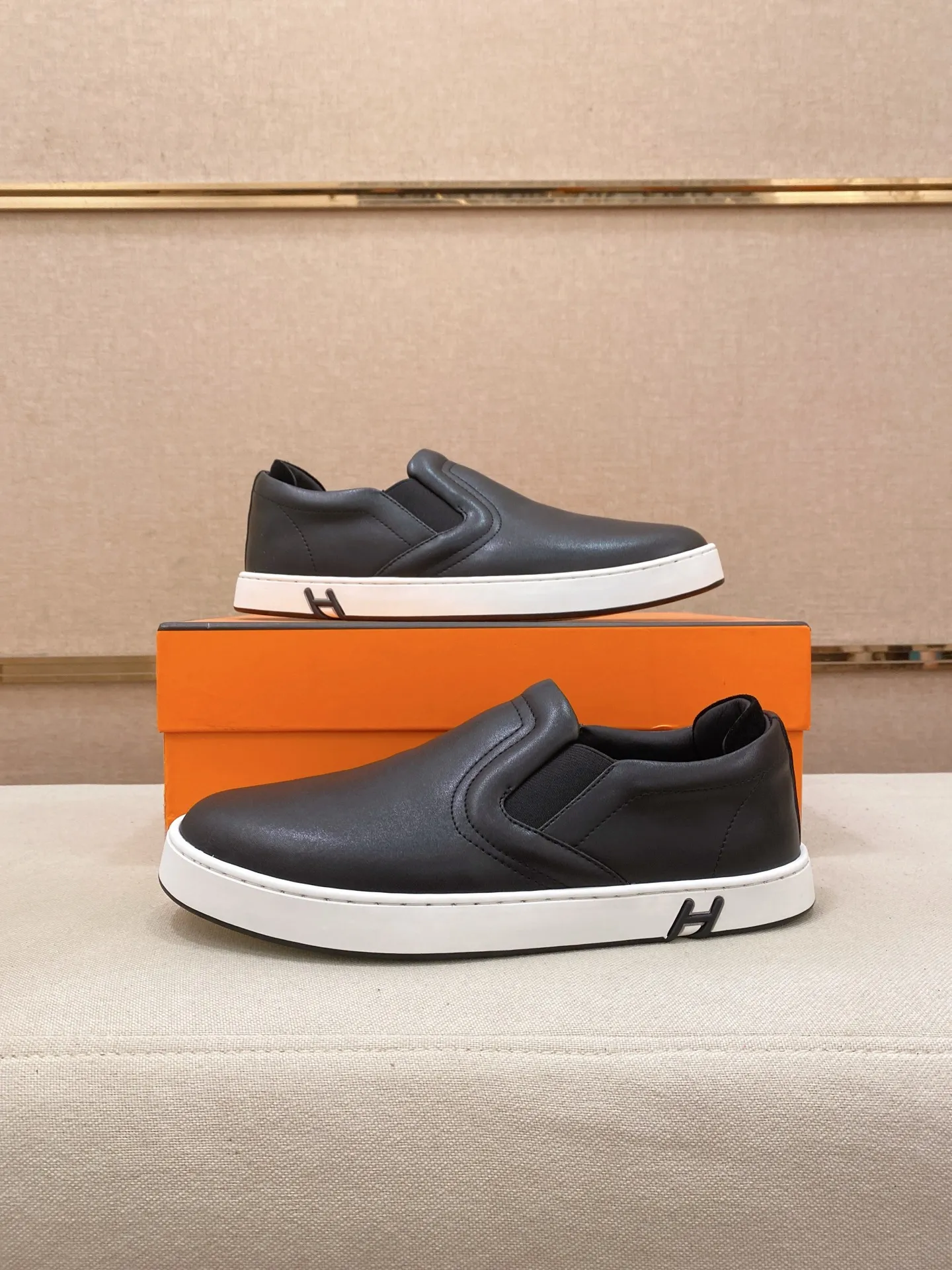 Men's clothing and shoes💰: 442💰《HERMES》【Classic original single version】Hermès; top 🔝purchase agent🔍🔍men's latest 🇺🇸 counter sales simultaneously, imported from Italy original ▲▲cowhide ▲▲ (high-end, nobility, class) ) Exquisite workmanship (Italian 🇮🇹 imported water-dyed 🐂 cowhide lining) sole: original sole provided by the original factory, ⚠️exclusive double-layer activity·TPR·rubber·combined molded outsole; super comfortable·wear-resistant·non-slip·environmental protection The real thing is more beautiful if you take the real thing (high quality, follow the order). You can enter and exit the counter at will * Number of yards: 38-44 (45 can be customized and cannot be returned or exchanged)